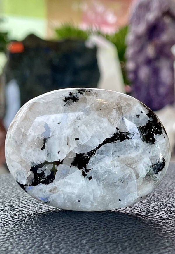 Regenboog Maansteen met Biotiet handsteen, medium