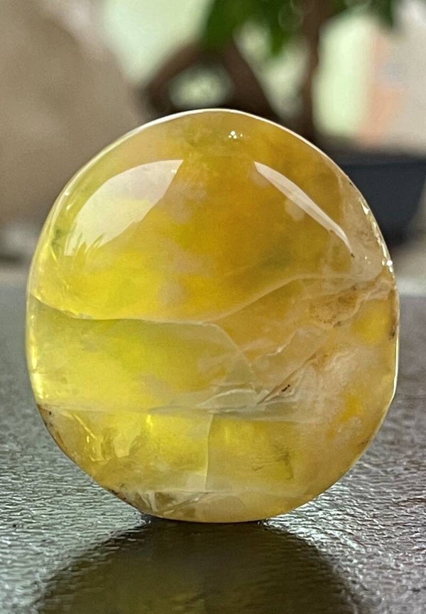 Calciet regenboog Geel knuffelsteen plat