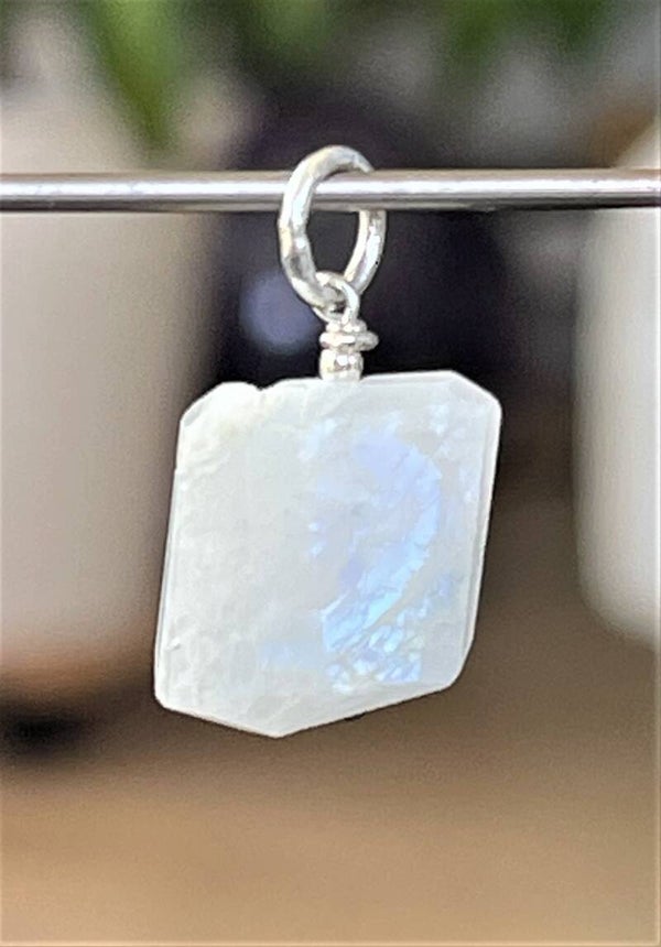 Regenboog Maansteen hangertje kraal