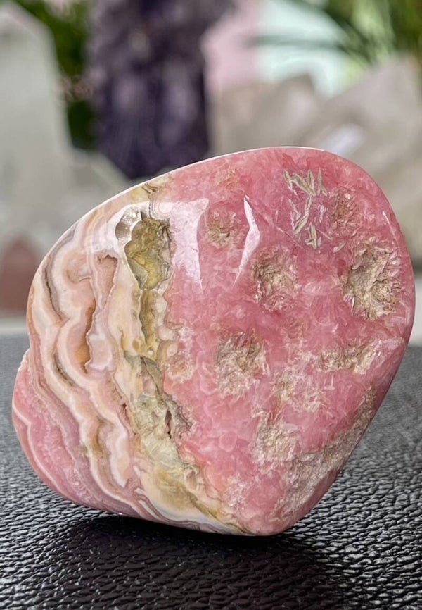 Rhodochrosiet gepolijst met één zijde ruw