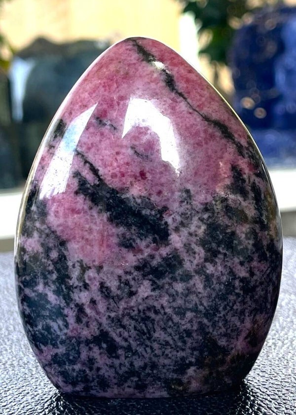 Rhodoniet uit Madagaskar free form staand, medium