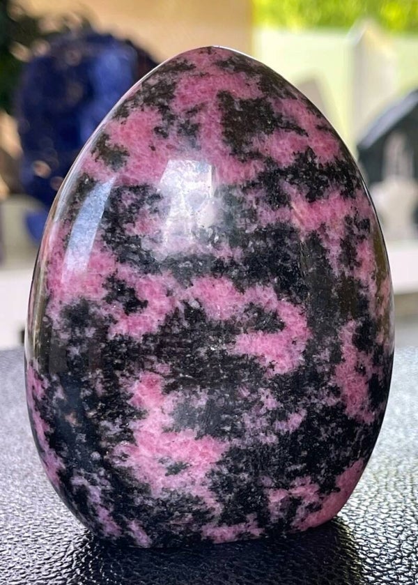 Rhodoniet uit Madagaskar free form staand, medium