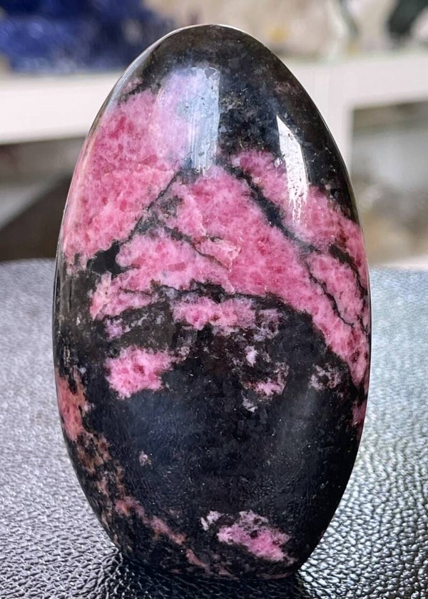 Rhodoniet uit Madagaskar free form staand, medium