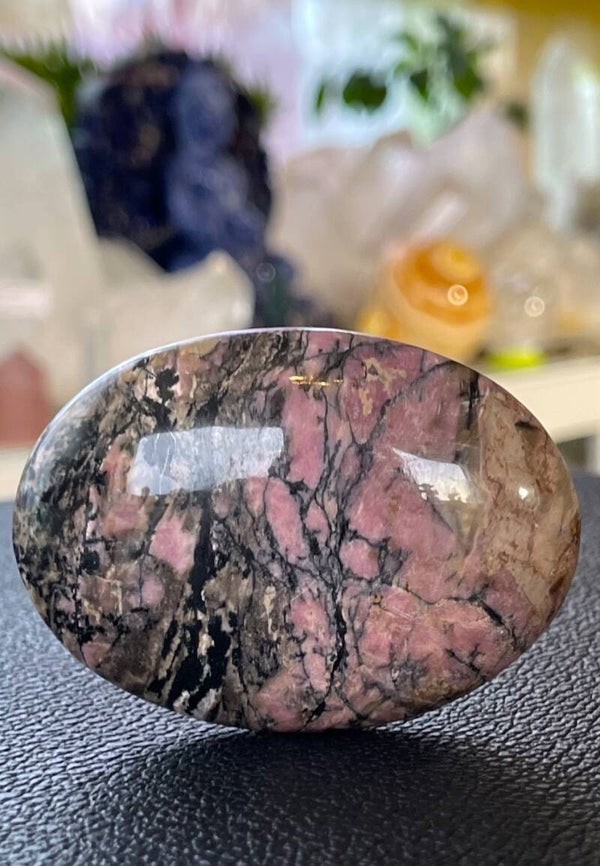 Rhodoniet handsteen, medium-groot