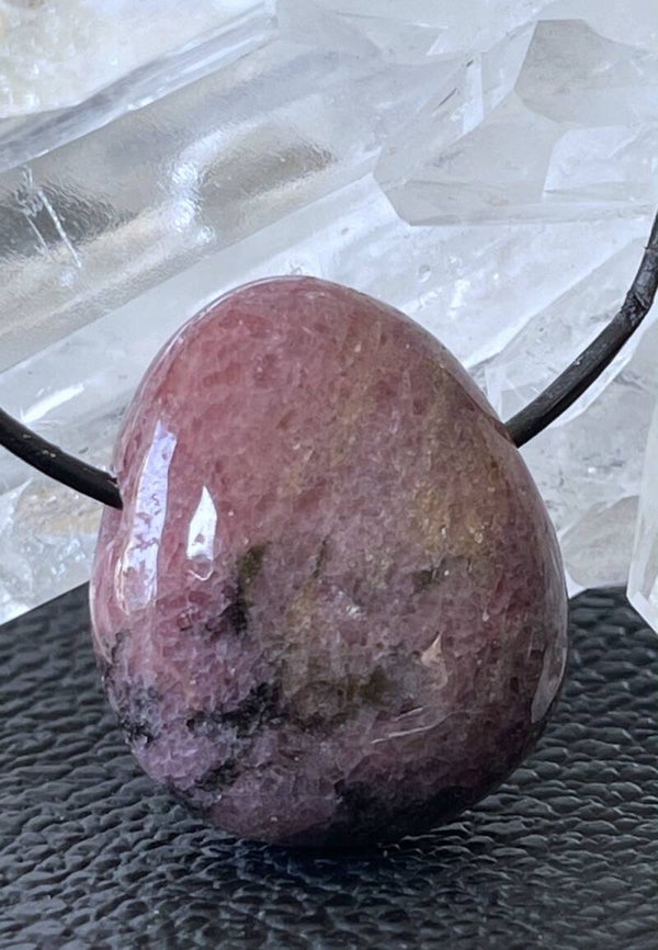 Rhodoniet hangertje doorboord, met veter