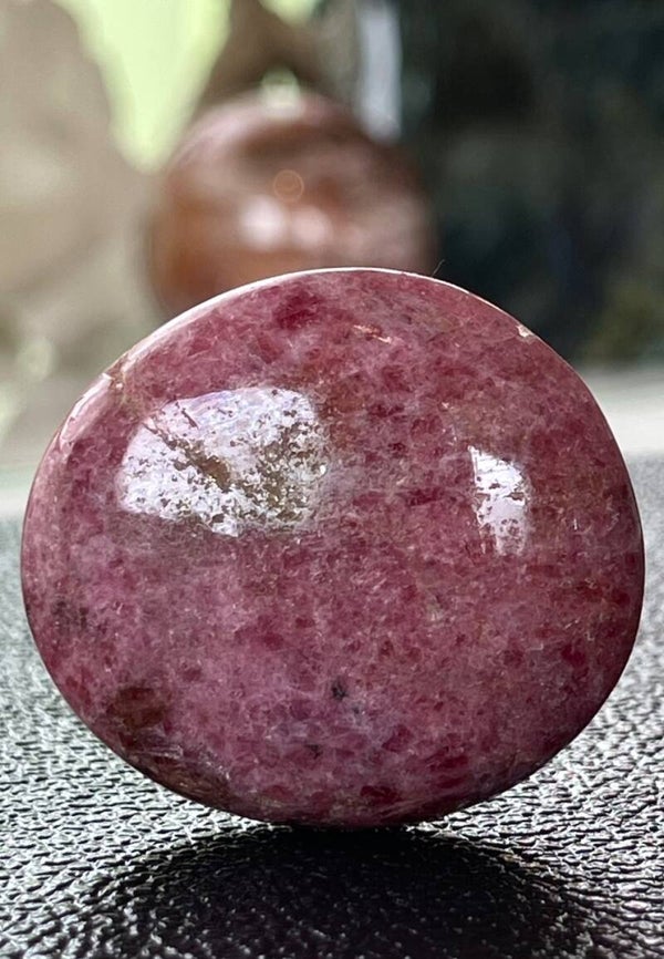 Rhodoniet knuffelsteen plat