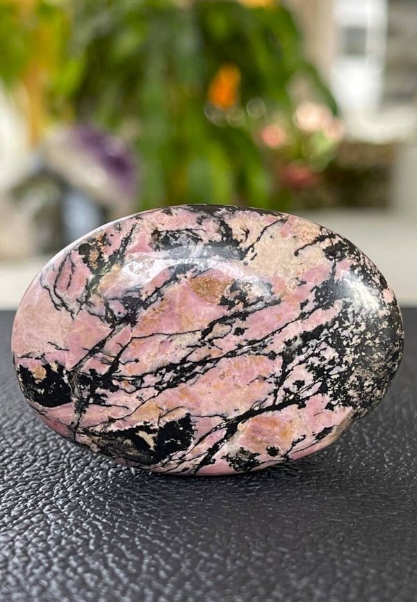 Rhodoniet handsteen, klein-medium