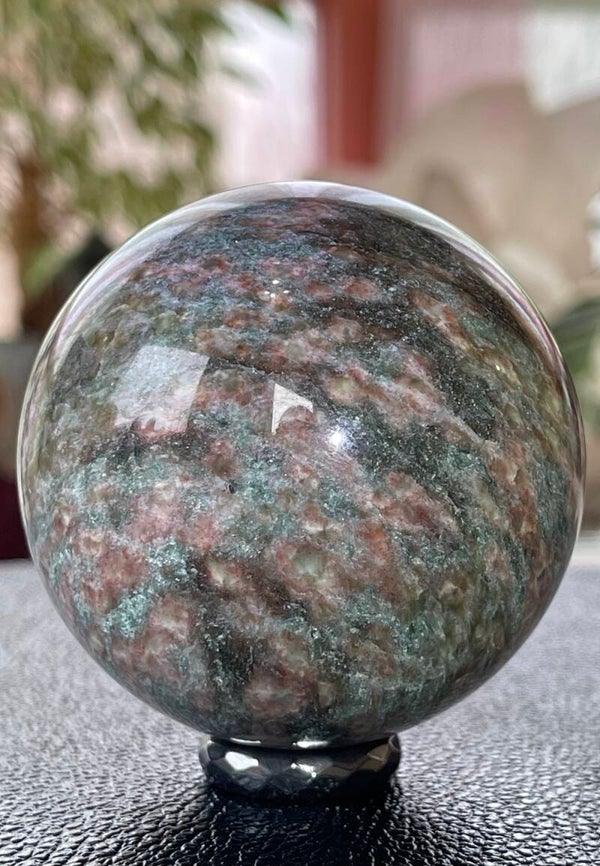 Robijn in Fuchsiet bol, medium-groot 6,9cm