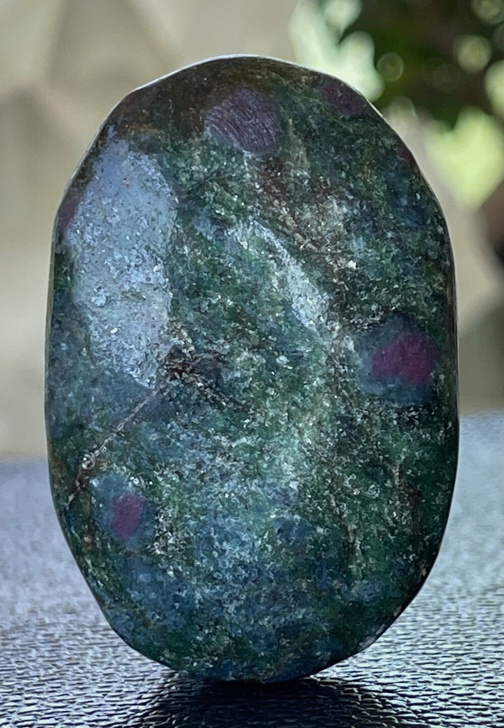 Robijn in Fuchsiet handsteen, medium