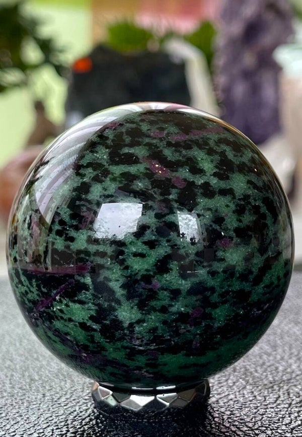 Robijn in Zoisiet bol, medium 6,5cm