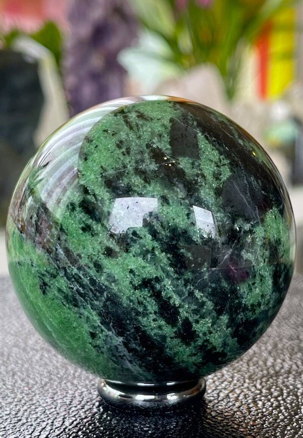 Robijn in Zoisiet bol, medium-groot 6,7cm