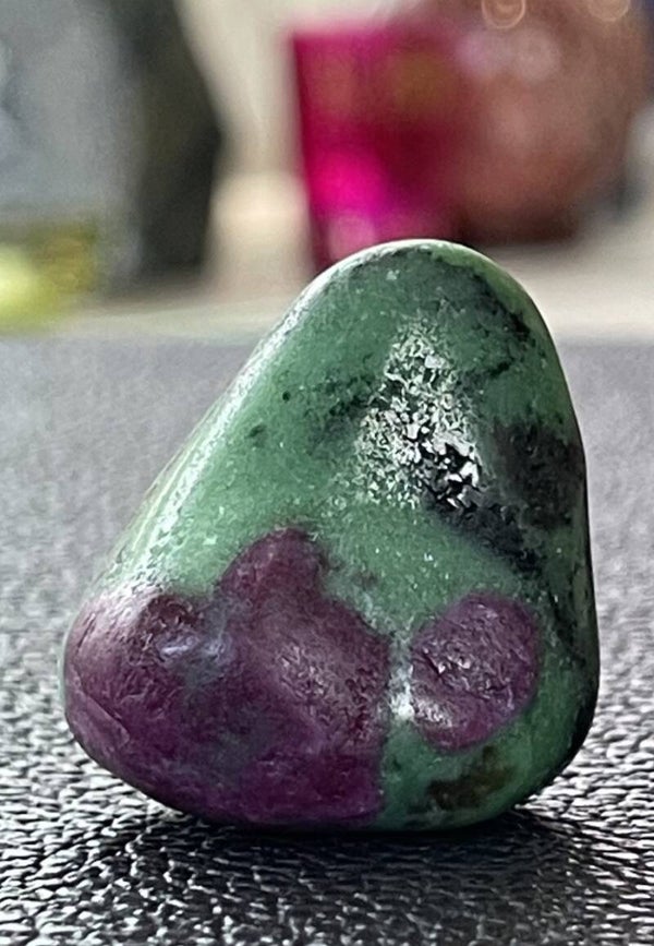 Robijn in Zoisiet trommelsteen