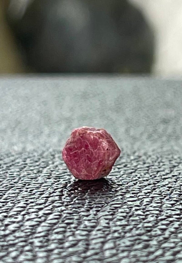 Robijn uit Madagaskar ruw, heel klein