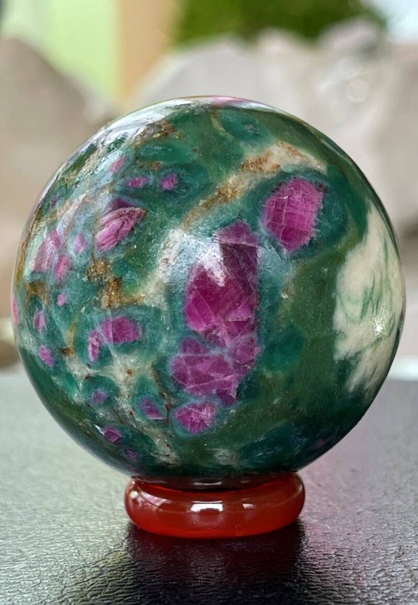 Robijn in Fuchsiet bol, medium 5cm