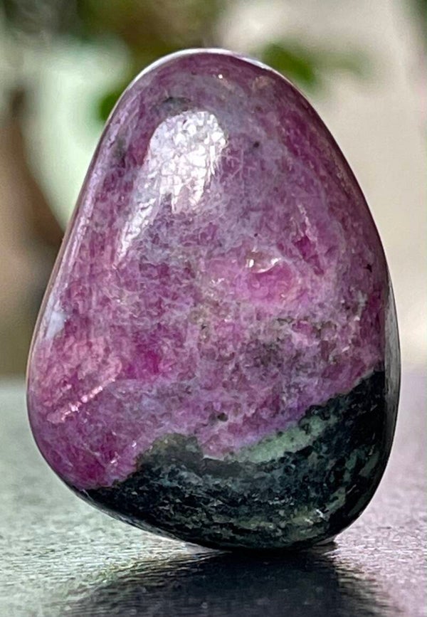 Robijn met Zoisiet knuffelsteen plat