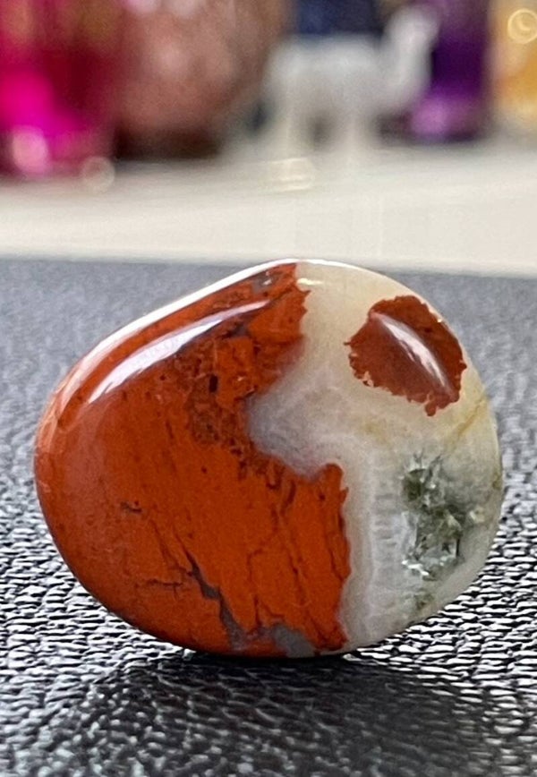 Jaspis Rood knuffelsteen plat, klein