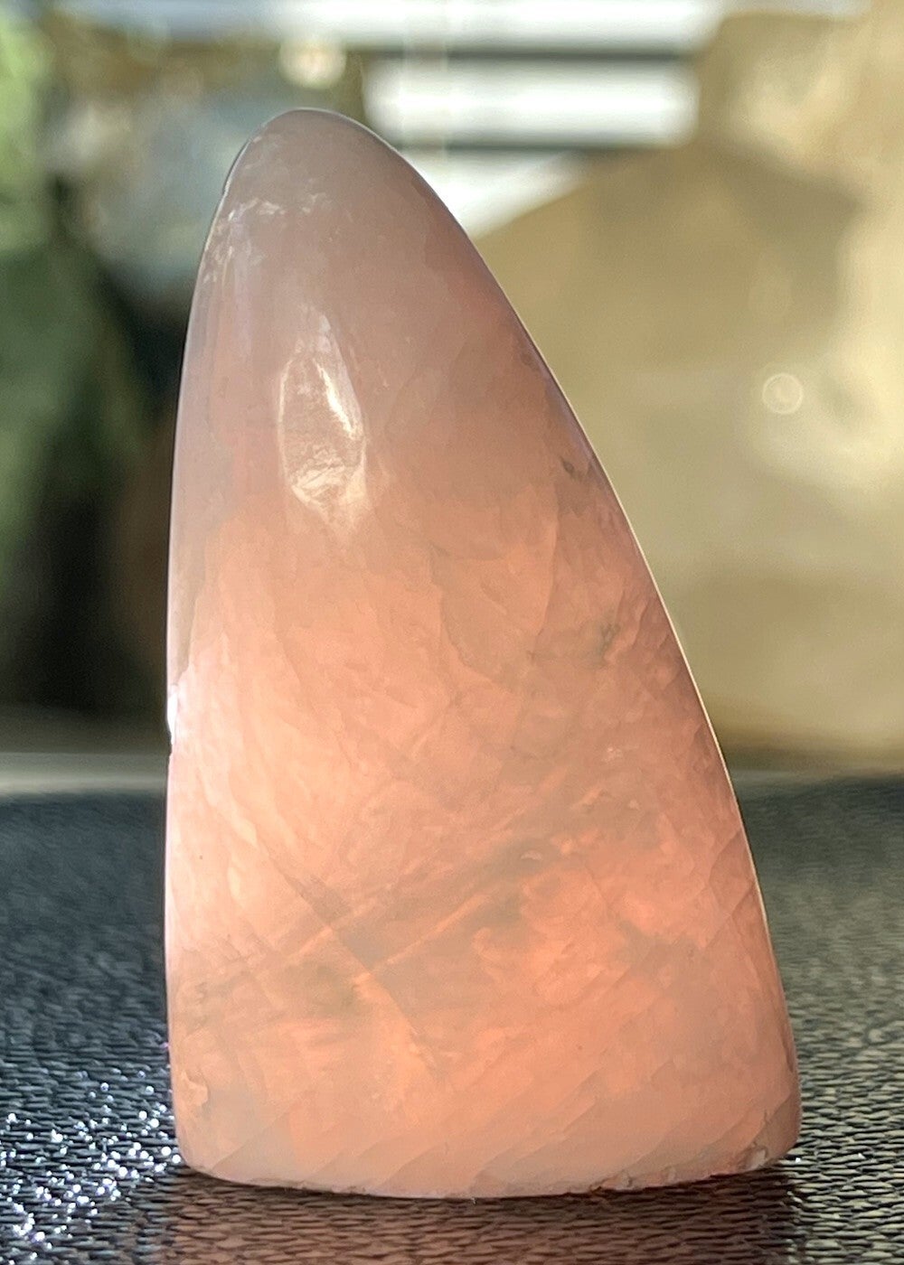 Roze Andes Opaal free form staand uit Peru, klein-medium