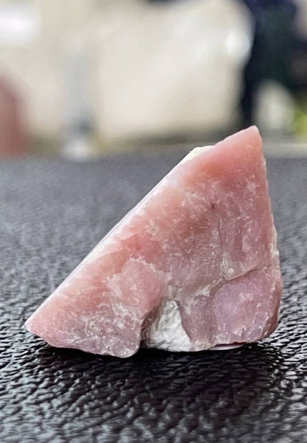 Roze Andes Opaal uit Peru ruw en gepolijst, klein