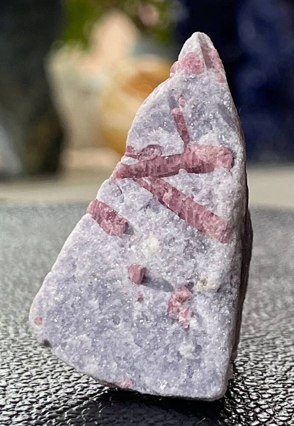 Roze Toermalijn in Lepidoliet uit Californië, USA ruw, medium