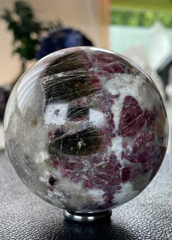Rubelliet of roze Toermalijn bol, groot 8,4cm