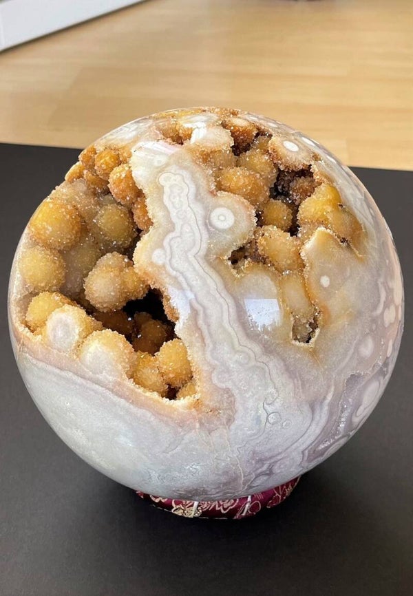 Roze Amethist bol uit Brazillië open, groot 20cm