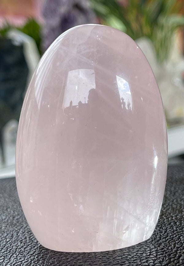 Rozenkwarts free form staand uit Madagaskar, medium