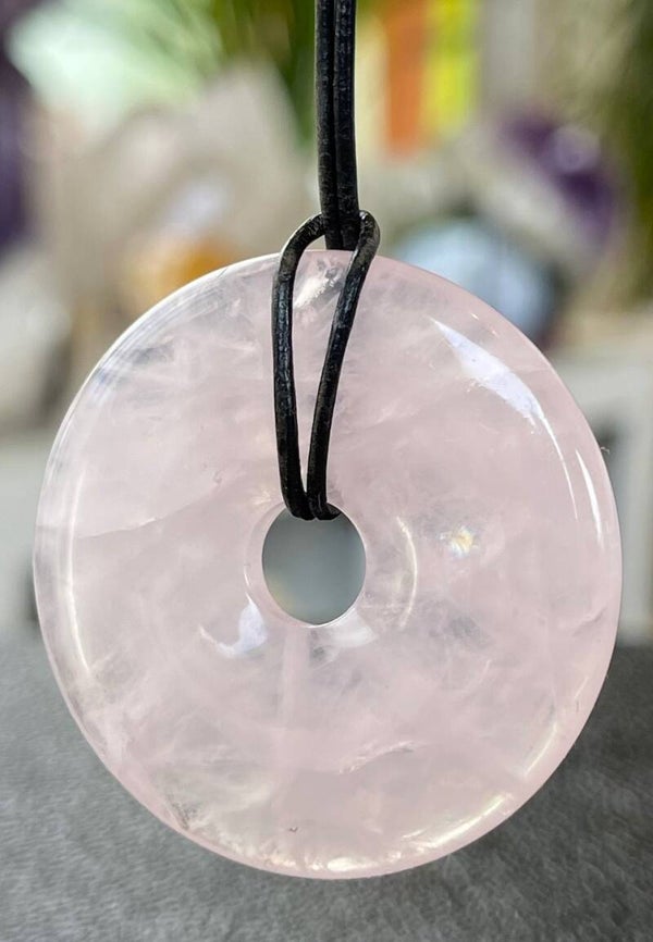 Rozenkwarts hangertje donut, met veter, medium