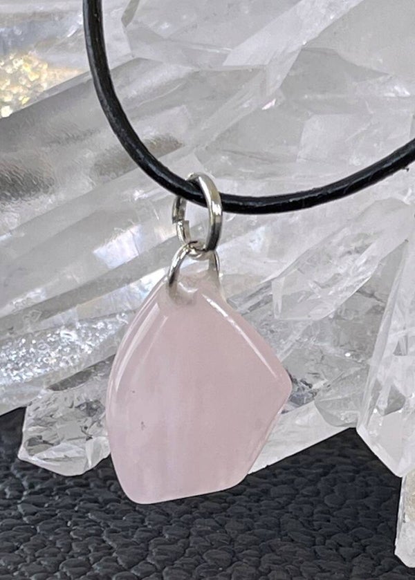 Rozenkwarts hangertje, met veter