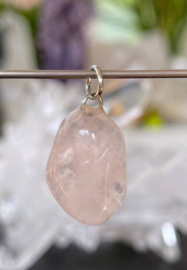 Rozenkwarts hangertje, met veter
