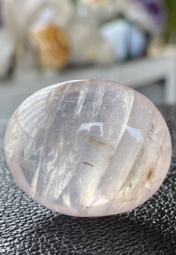 Rozenkwarts knuffelsteen plat