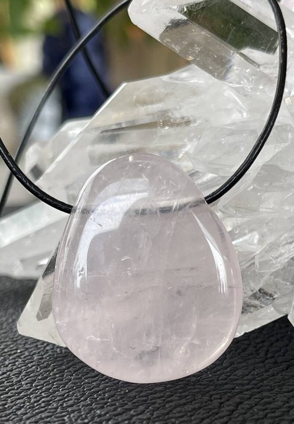 Rozenkwarts hangertje doorboord plat, met veter