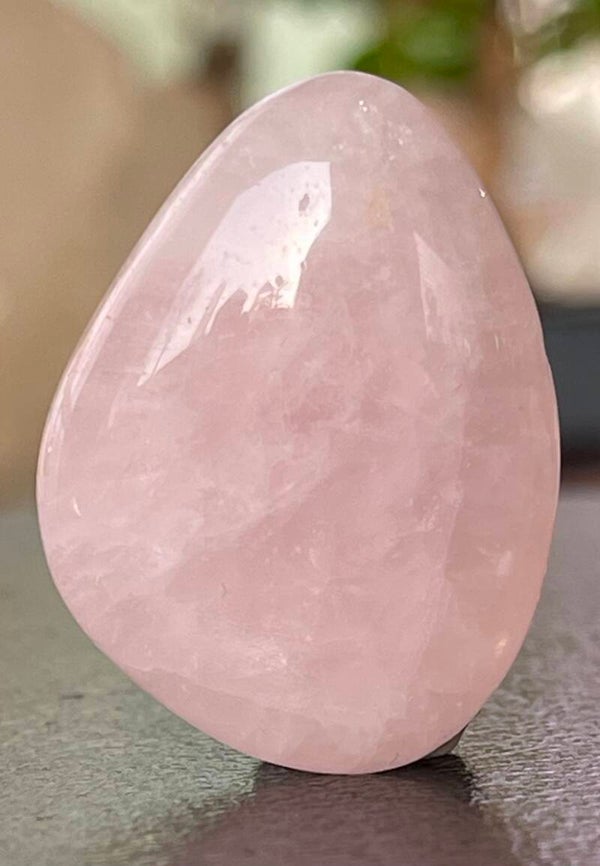 Rozenkwarts knuffelsteen plat