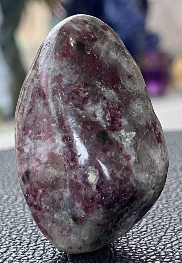 Rubelliet of rode Toermalijn trommelsteen, groot