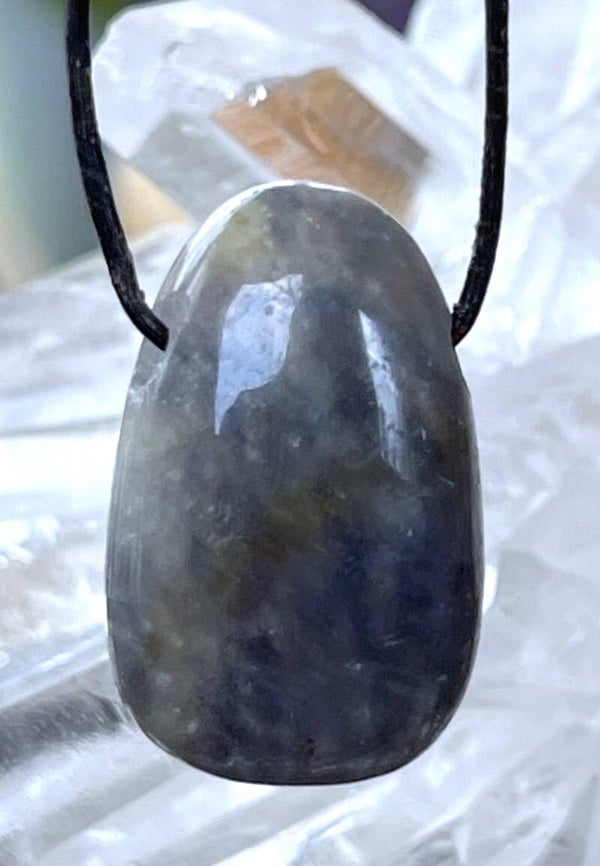 Saffier hangertje doorboord, met veter