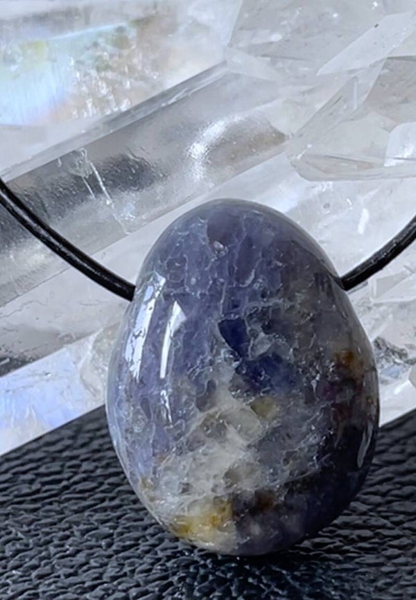 Saffier hangertje doorboord, met veter