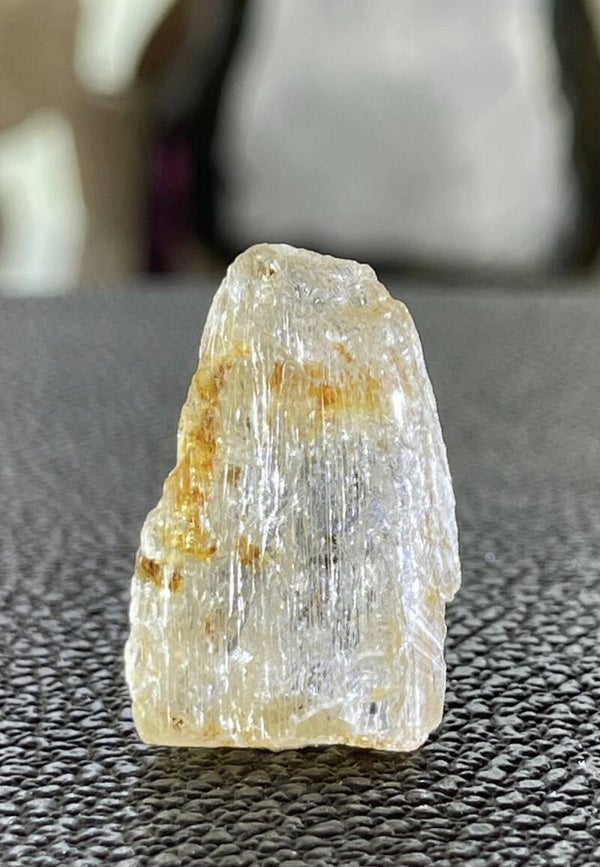Scapoliet uit Tanzania ruw, klein