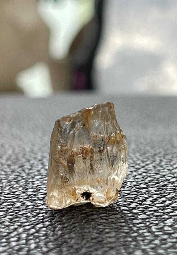 Scapoliet uit Tanzania ruw, klein