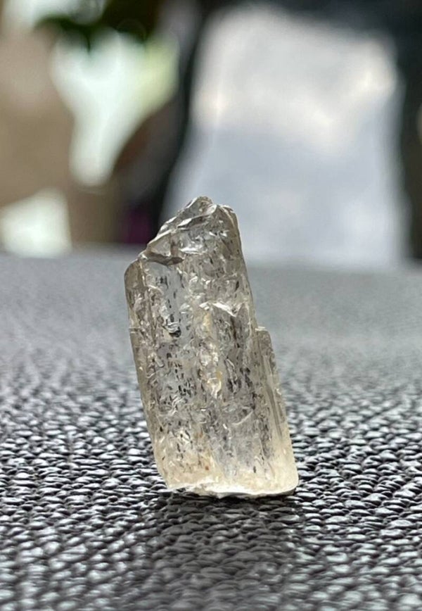 Scapoliet uit Tanzania ruw, klein