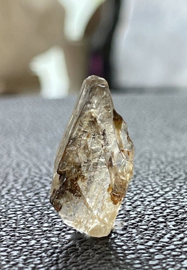 Scapoliet uit Tanzania ruw, klein