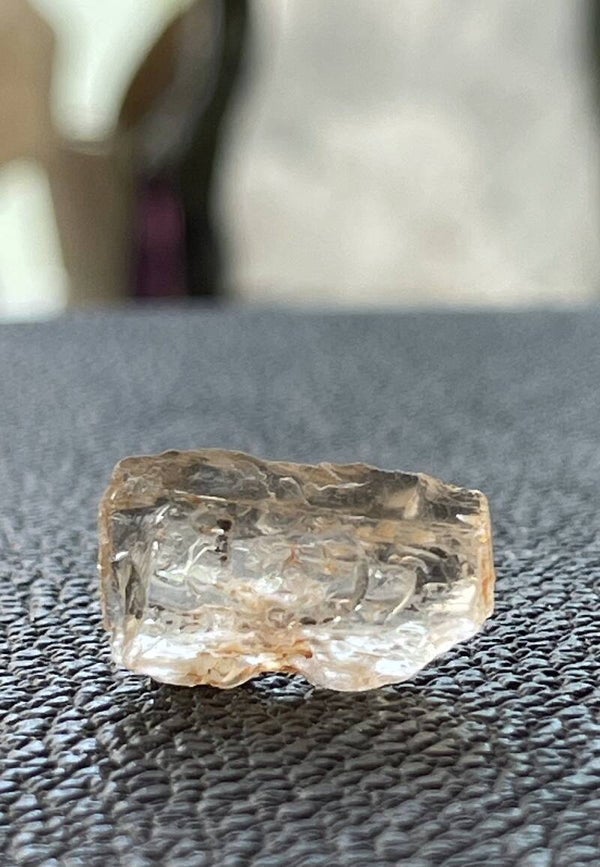 Scapoliet uit Tanzania ruw, klein