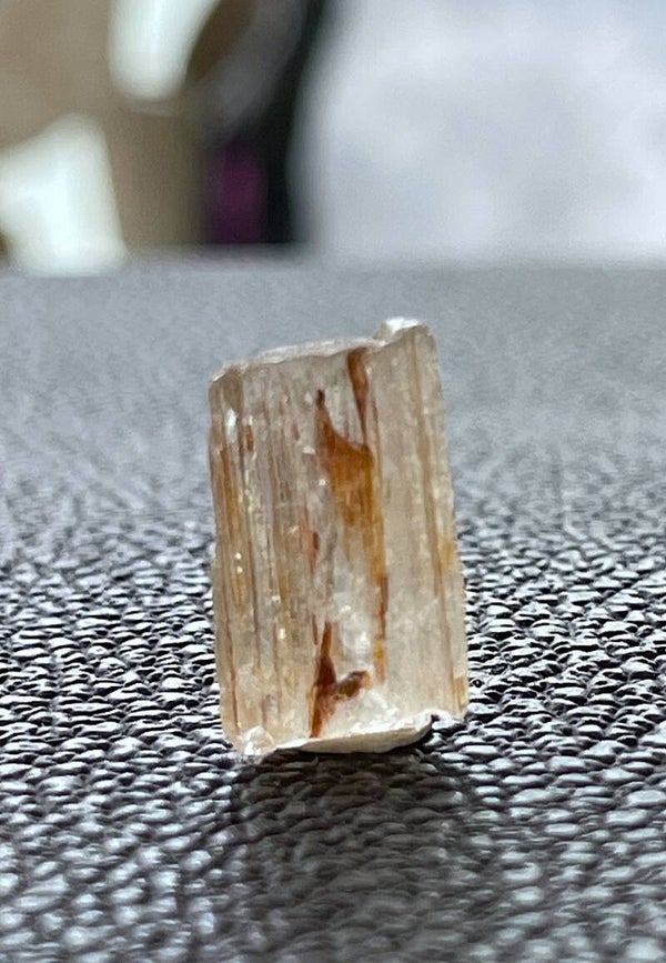 Scapoliet uit Tanzania ruw, klein