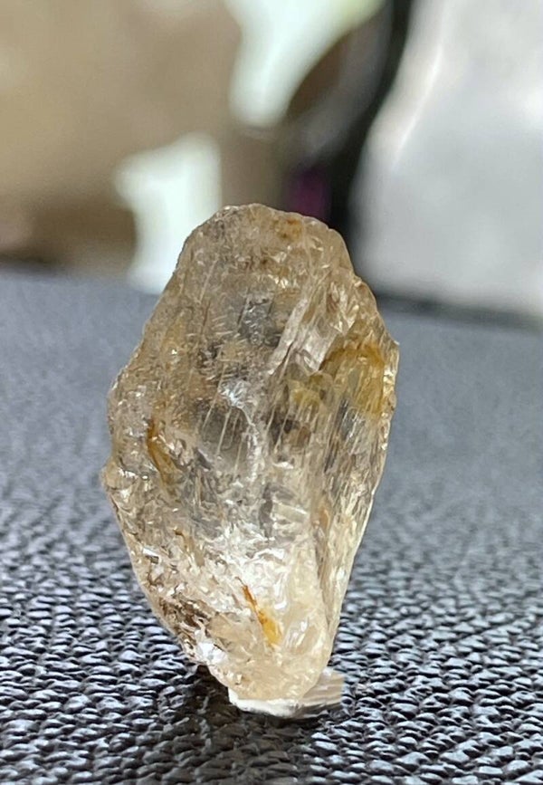 Scapoliet uit Tanzania ruw, klein