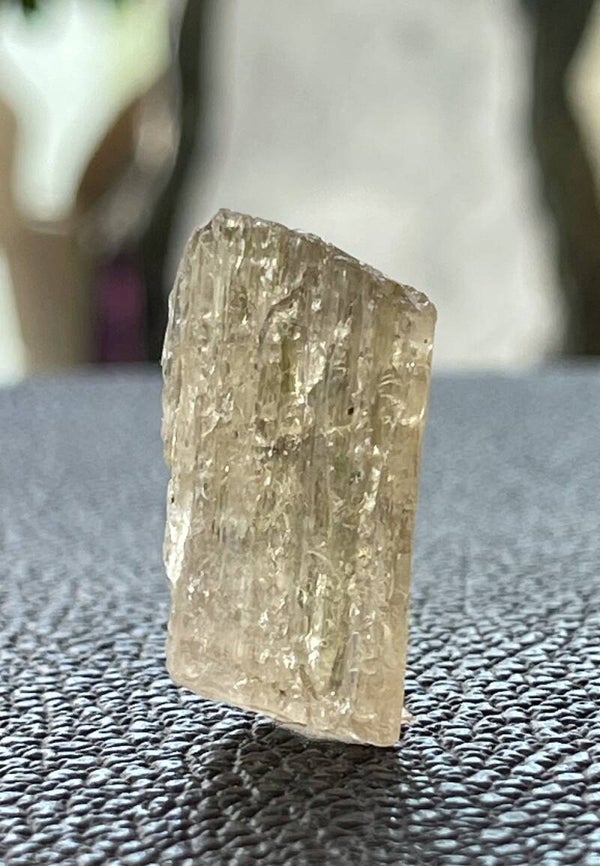 Scapoliet uit Tanzania ruw, klein