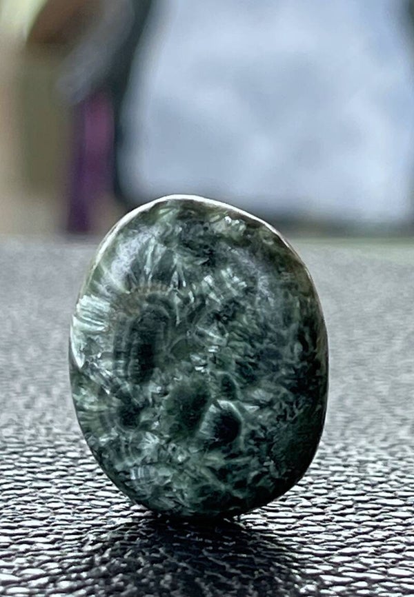 Serafiniet knuffelsteen plat, heel klein