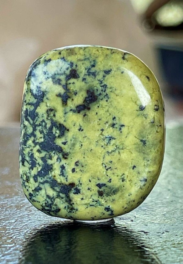 Serpentijn of Gele Turkoois knuffelsteen plat