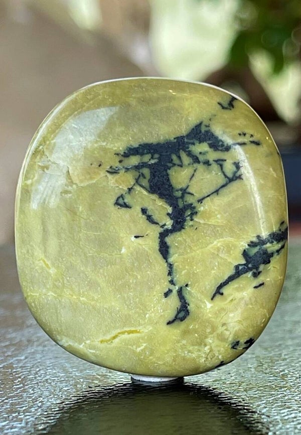 Serpentijn of Gele Turkoois knuffelsteen plat