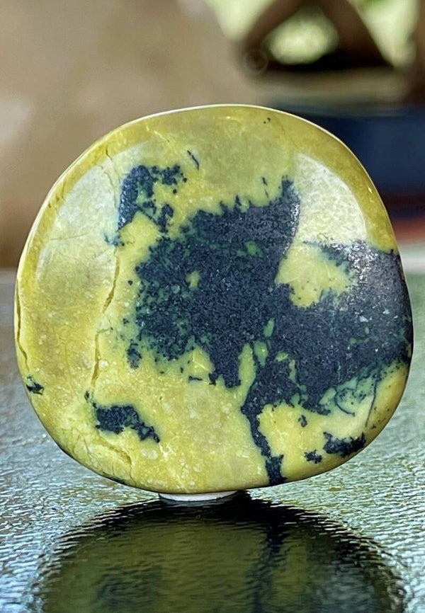 Serpentijn of Gele Turkoois knuffelsteen plat