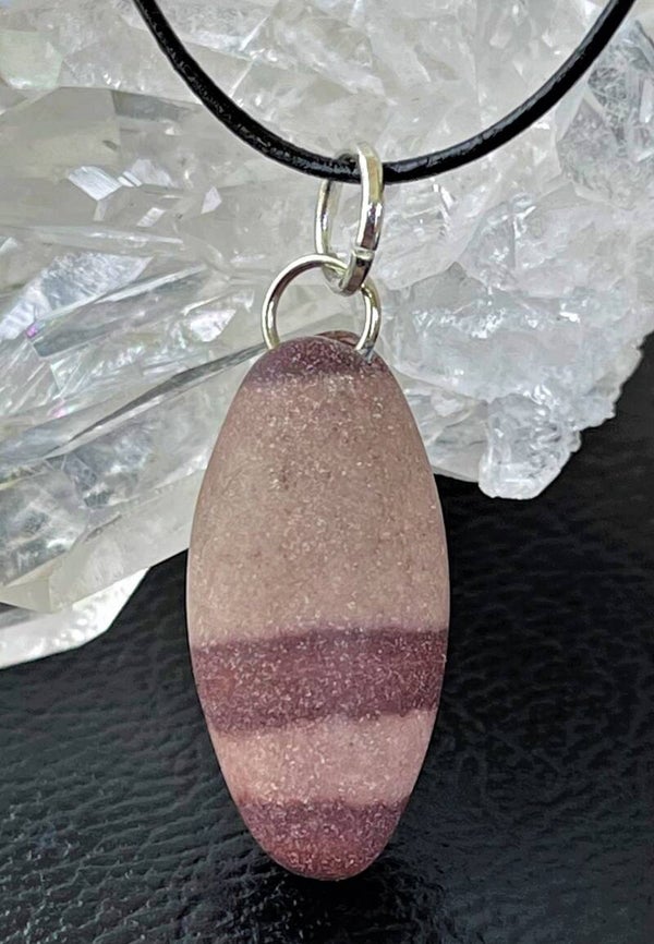 Shiva Lingam hangertje, met veter