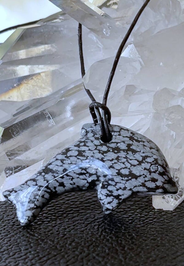 Sneeuwvlok Obsidiaan dolfijn hangertje doorboord, met veter