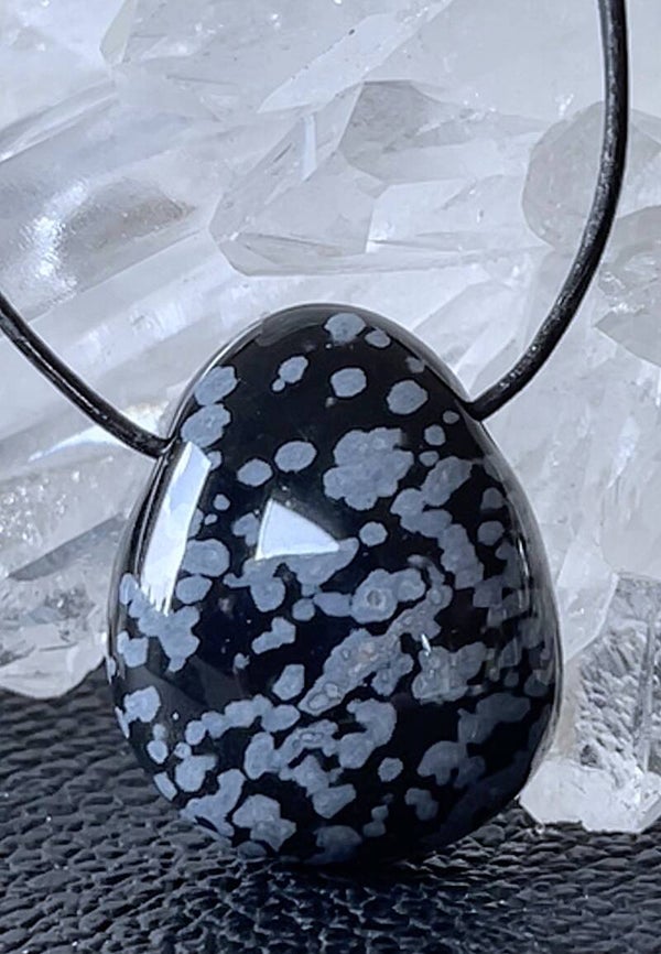 Sneeuwvlok Obsidiaan hangertje doorboord, met veter